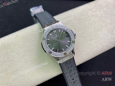 High Quality Replica HUBLOT Classic Fusion Gray Crocodile Leather Strap Satin Finish Face Dial Stainless Steel With Diamond-Inlaid Bezel Case Watch 33mm